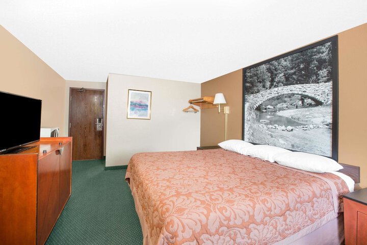 Room 5 of 16