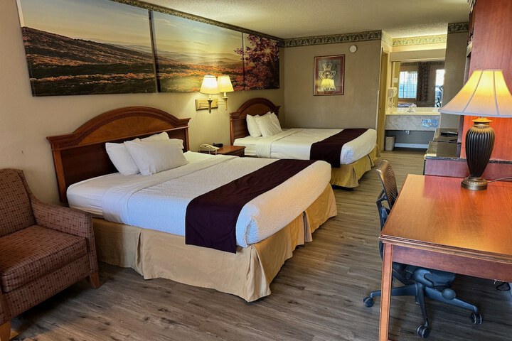 Days Inn & Suites by Wyndham Starkville