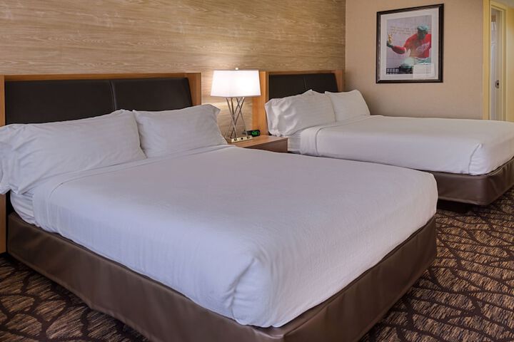 Holiday Inn Hotel & Suites Warren by IHG
