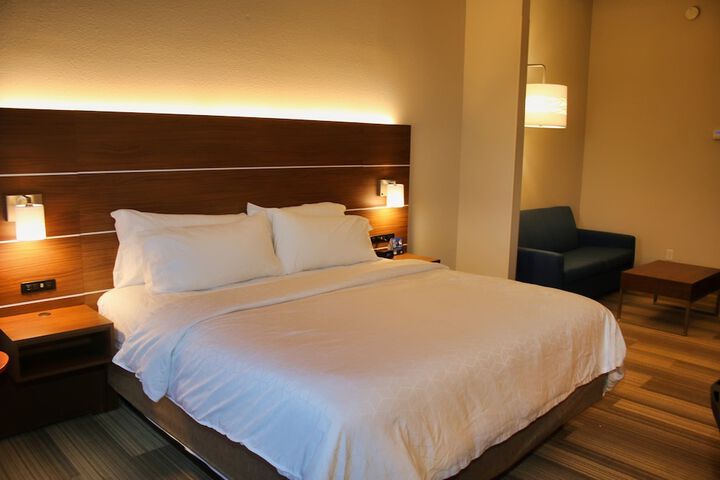 Holiday Inn Express & Suites Douglas by IHG