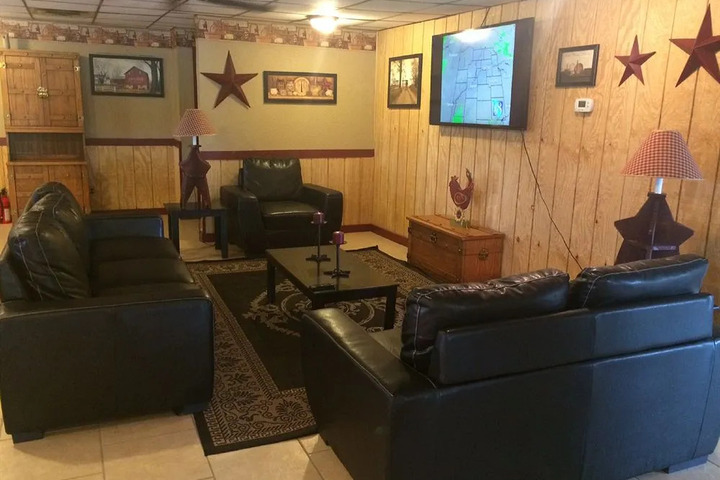THE COUNTRY EDGE MOTEL