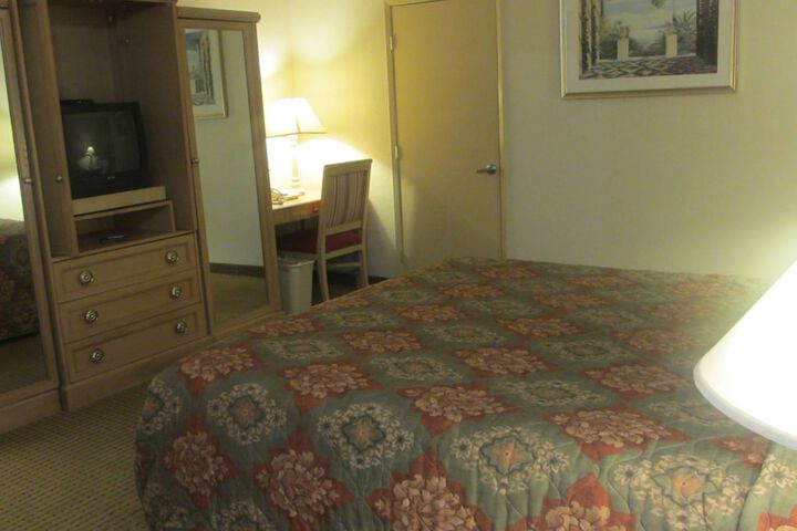 Room 4 of 9
