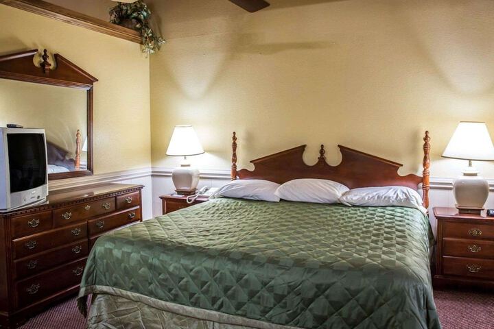 Rodeway Inn & Suites Plymouth Hwy 64