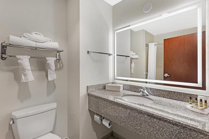 Best Western Plus Chain of Lakes Inn & Suites