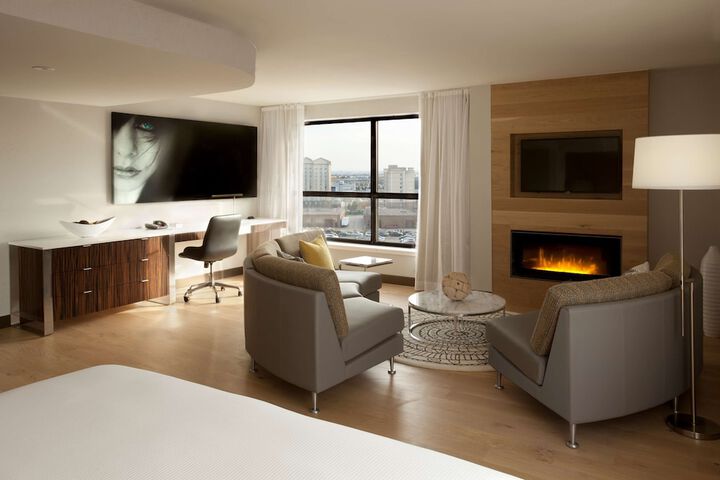 Hilton Toronto Airport Hotel & Suites