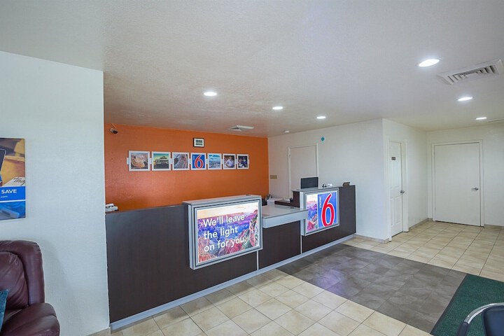 Motel 6 Madisonville TX