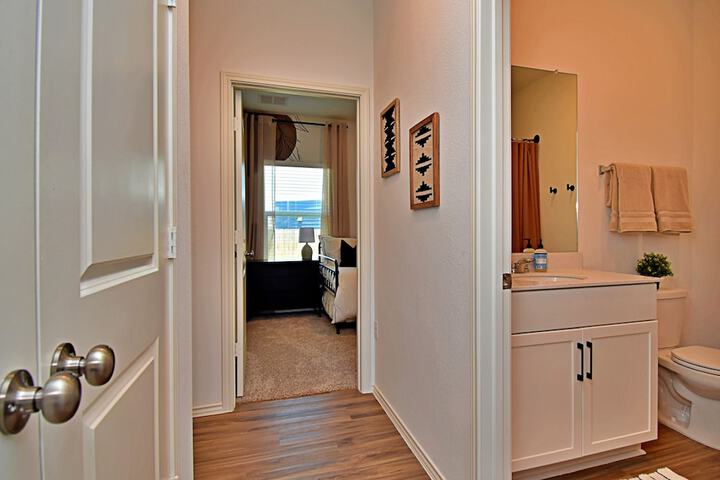 Long-term Stays Family-friendly Communal Pool!