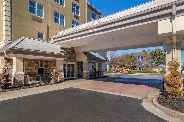 Comfort Inn & Suites near Six Flags
