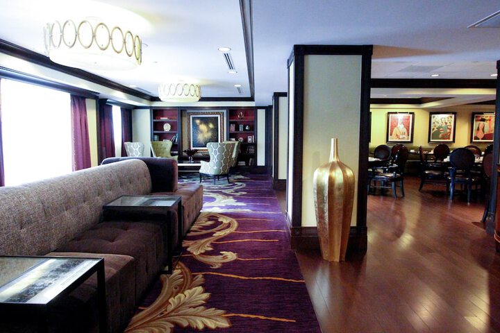 Lounge 86 of 99