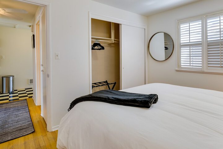 Downtown Kirkland Rental: Steps to Lake Washington