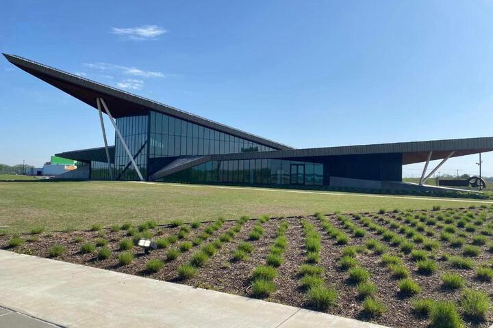 Old Fort Loft King & Queen suites nearest accomodation to Marshals Museum power your EV for free!