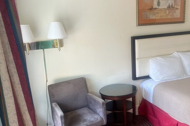 Room 8 of 10