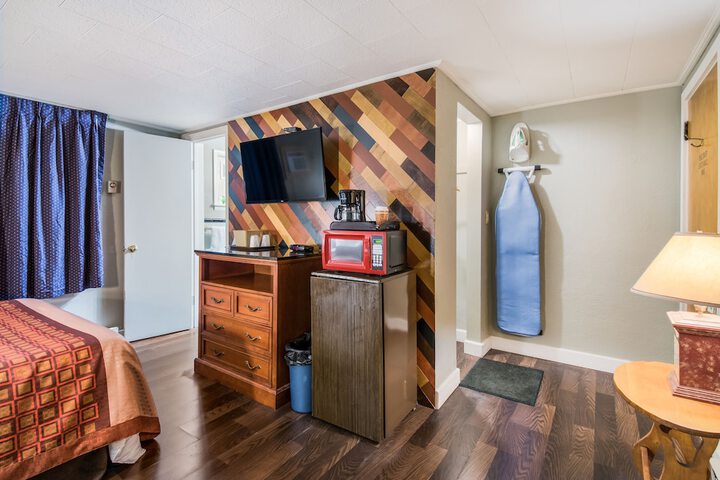 Room 9 of 32