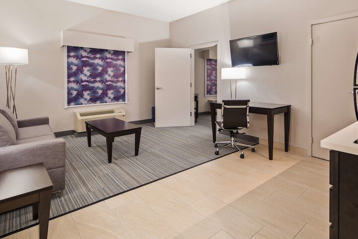 Room 27 of 32