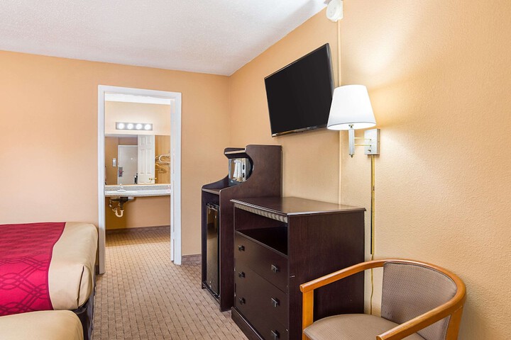 Room 11 of 32