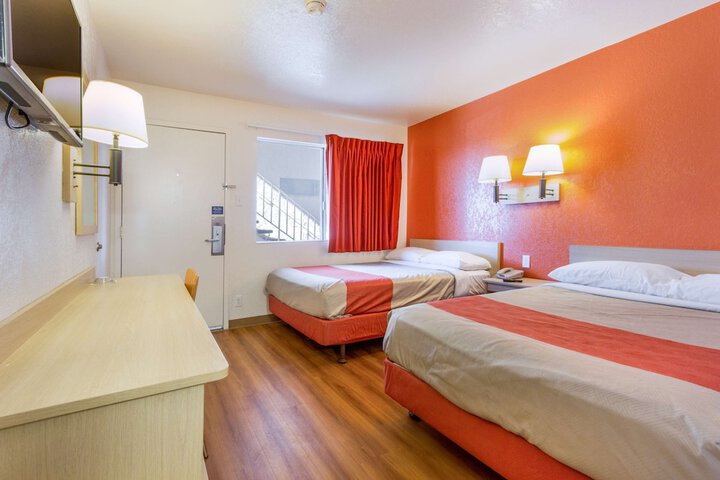 Room 21 of 32