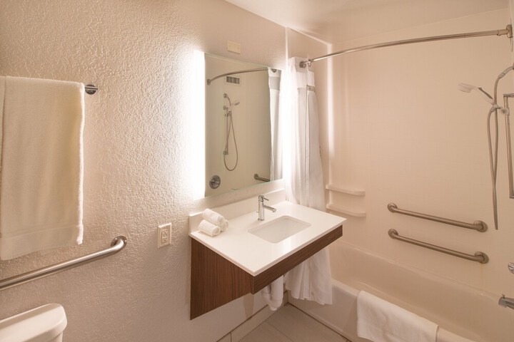 Holiday Inn Express & Suites Worthington by IHG