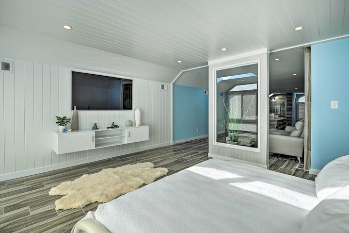 Luxurious Waterfront Home w / Private Pier & Views!