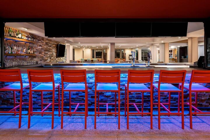 Lounge 41 of 44