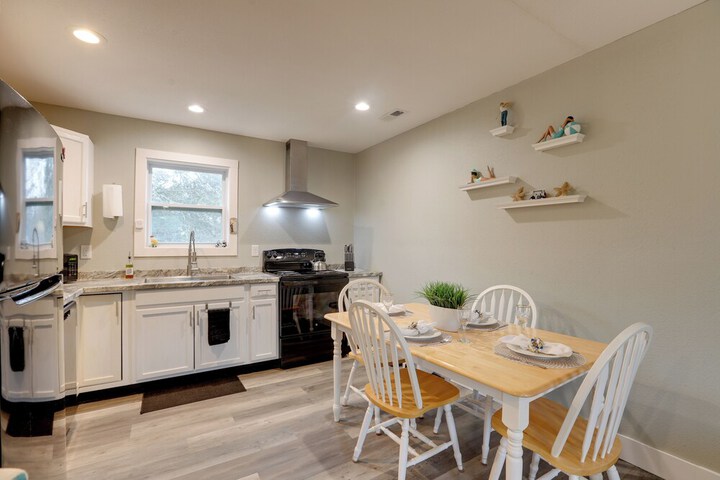 Kitty Hawk Apartment w / Hot Tub - 1 Mi to Beach!