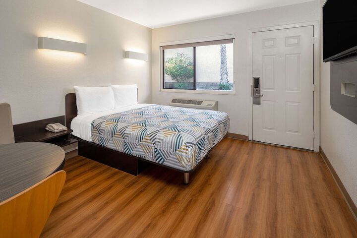 Room 17 of 25