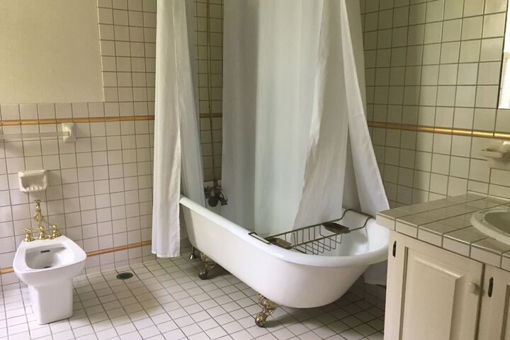 Room 17 of 33
