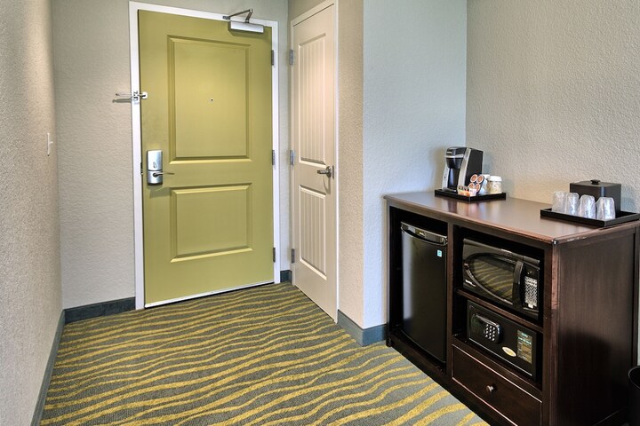 Room 103 of 141