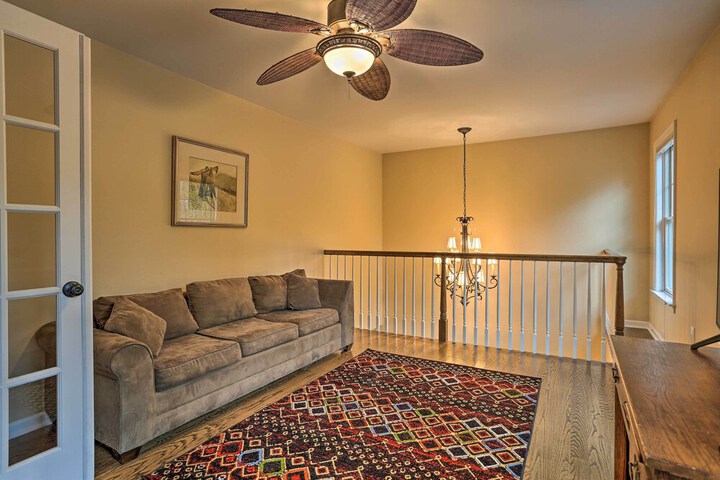 Beautiful Lakefront Retreat w / Deck & Views!