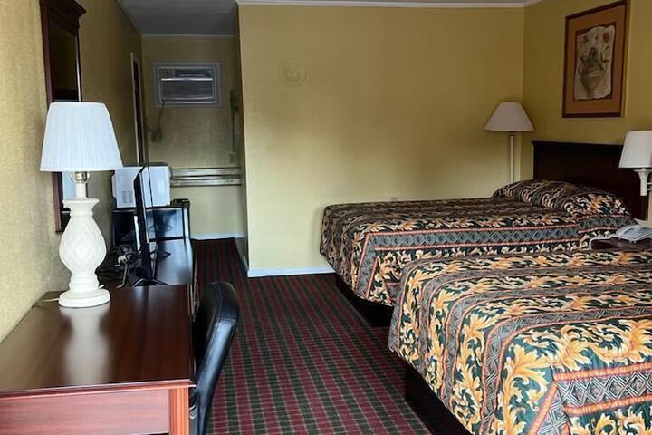 Room 10 of 32