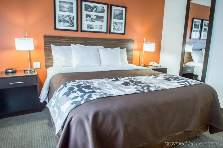 SLEEP INN & SUITES RIVERFRONT