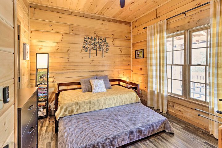 Coosawattee River Resort Cabin w / Private Hot Tub!