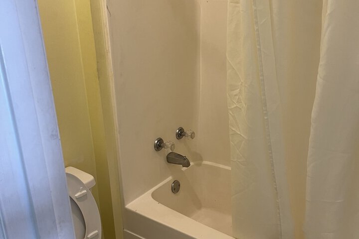 COVERED BRIDGE INN & SUITES