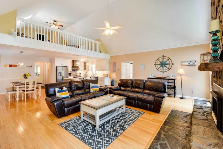 Lake Hartwell Home w / Private Dock & Hot Tub!