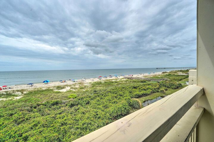 Beachfront Condo w / Unobstructed Ocean Views!
