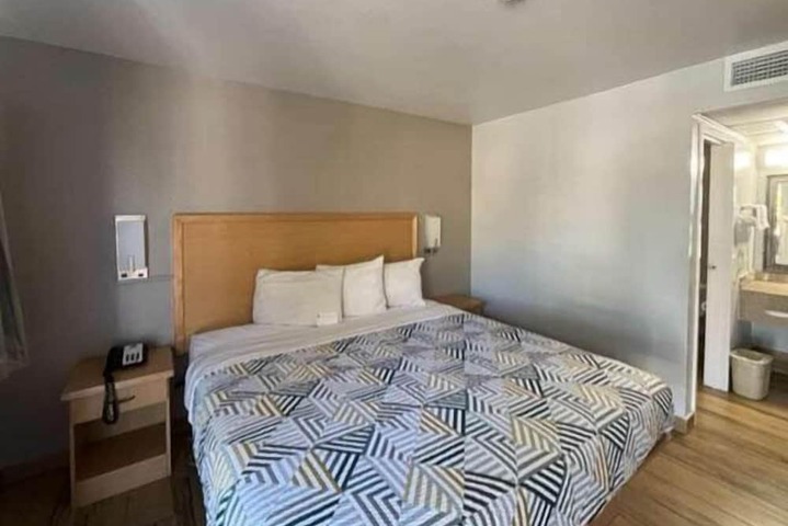 Room 10 of 11