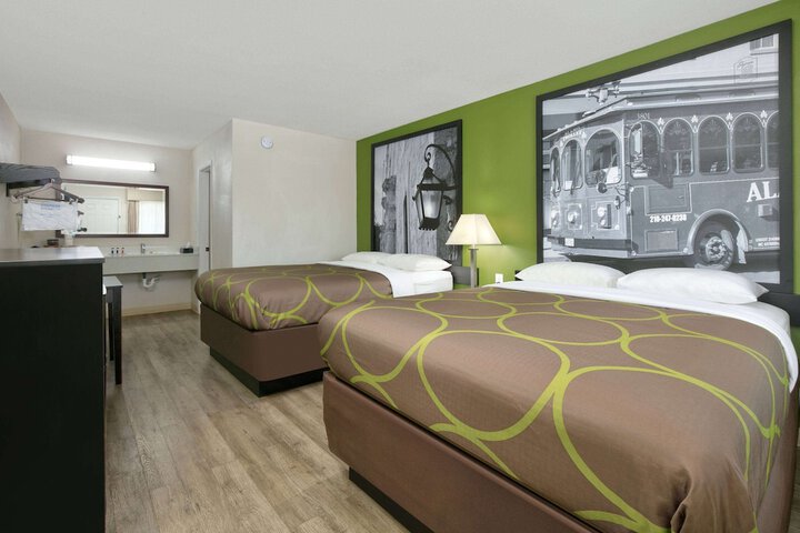 Super 8 by Wyndham Palestine