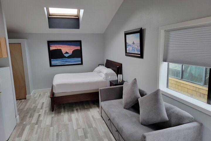 The Waves / The Argonauta Inn/The White Heron Lodge