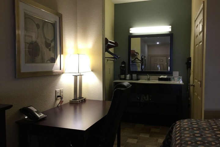 Pearsall Inn & Suites