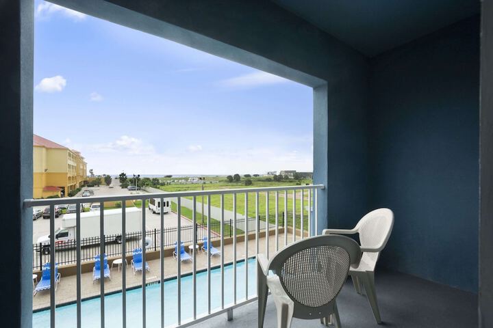 Days Inn & Suites by Wyndham Galveston West / Seawall