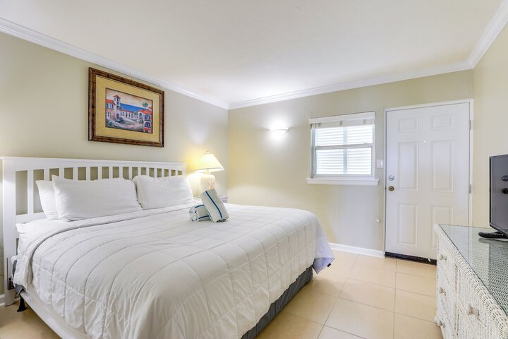 Gulf Getaway With Porch + Direct Beach Access!