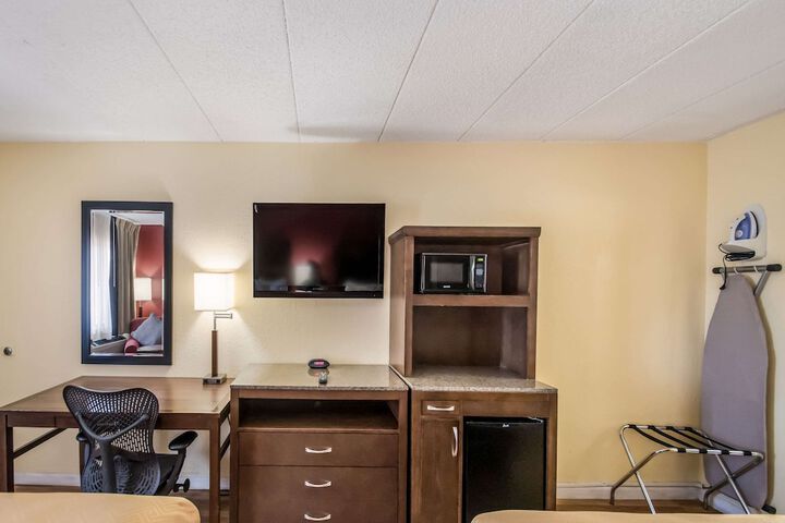 Room 17 of 28