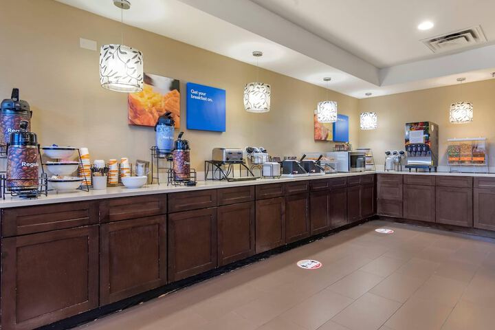 Comfort Inn & Suites near Six Flags