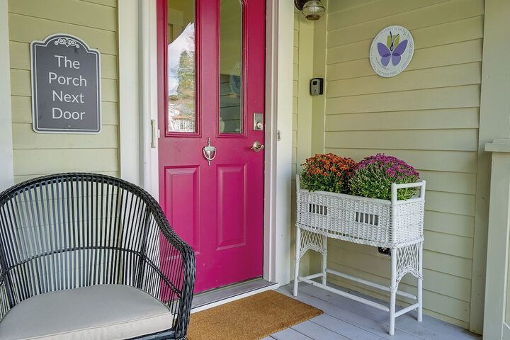 Charming Granville Home w / Porch - Walk Downtown!