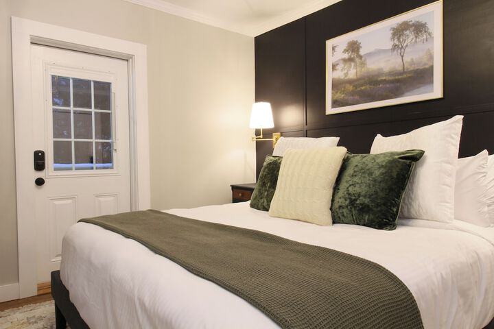 The Aurora Inn & Cottages