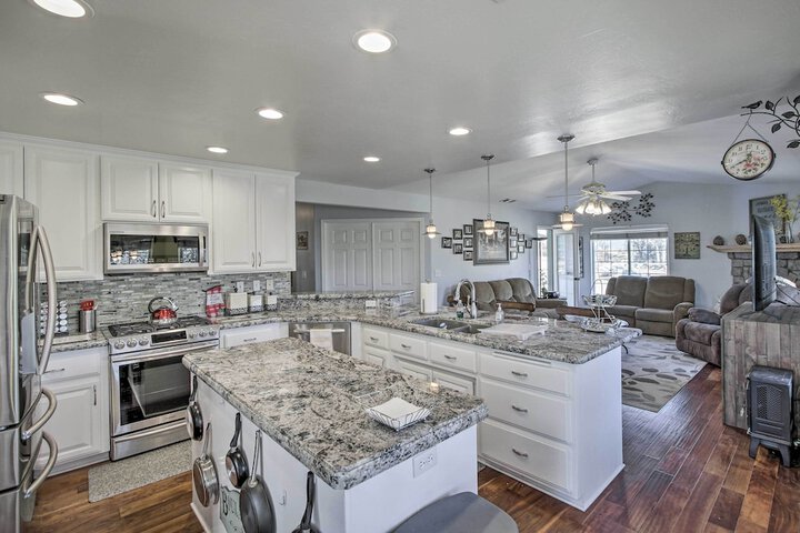 Welcoming Tehachapi Home w / Deck & Grill!