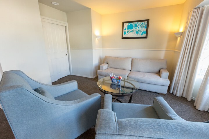 Cambria Landing Inn & Suites