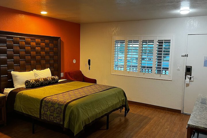 Room 9 of 18