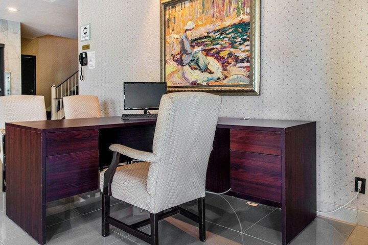 Business Center 33 of 34