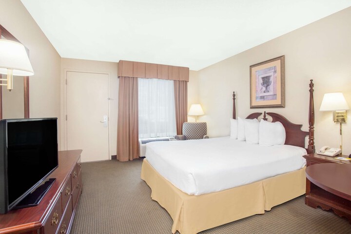 Room 17 of 37