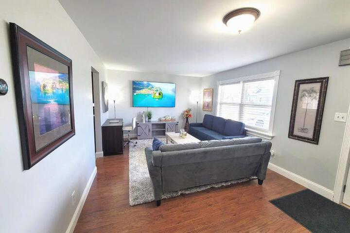 Nice house with private parking king bed fenced yard